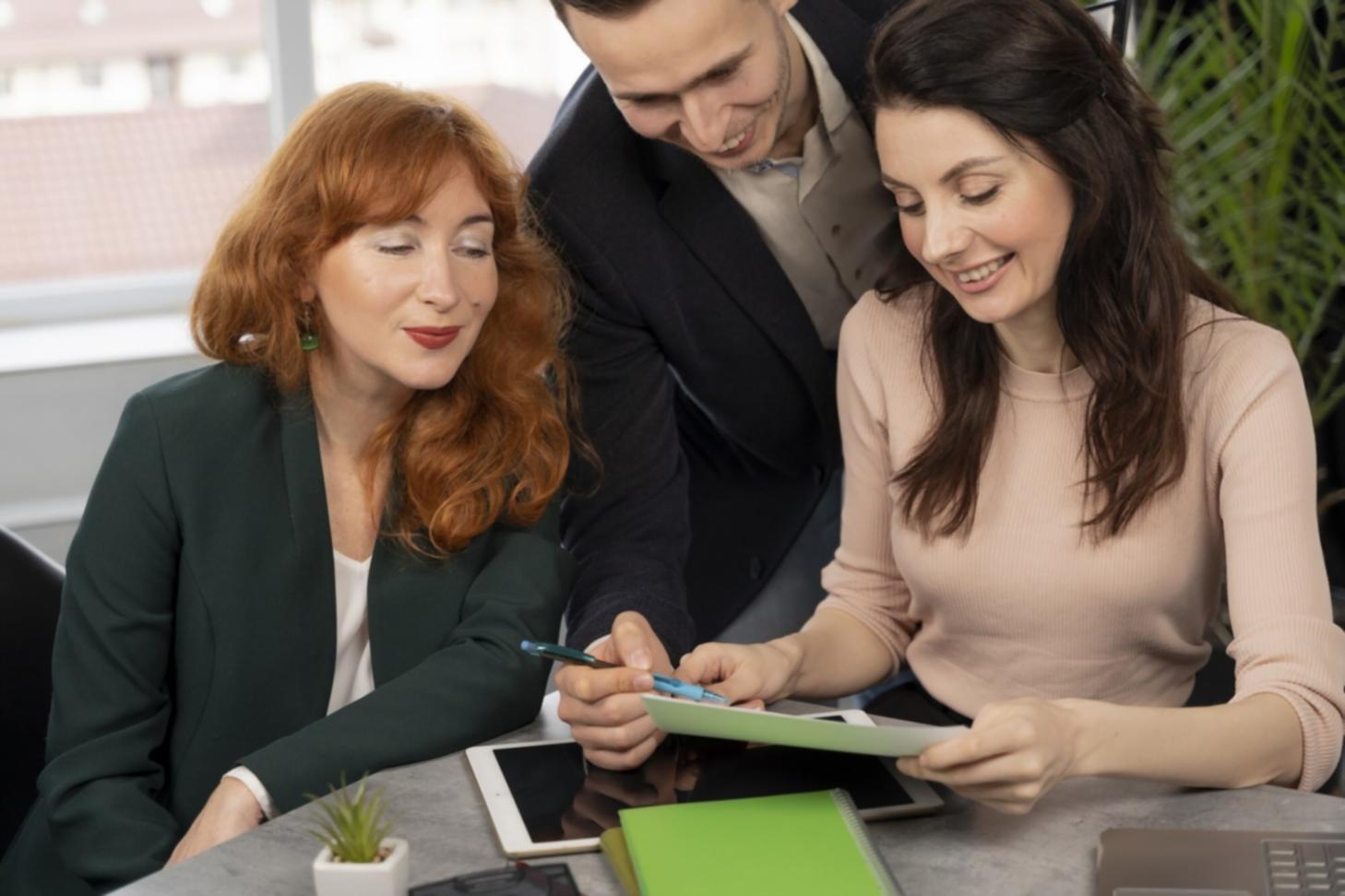 Persona trabajando con datos financieros en computadora